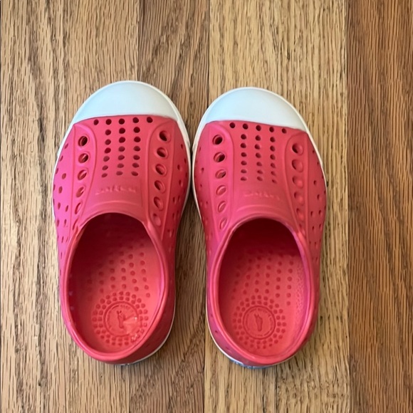 Native Pink and White Kids Shoe - Picture 1 of 3